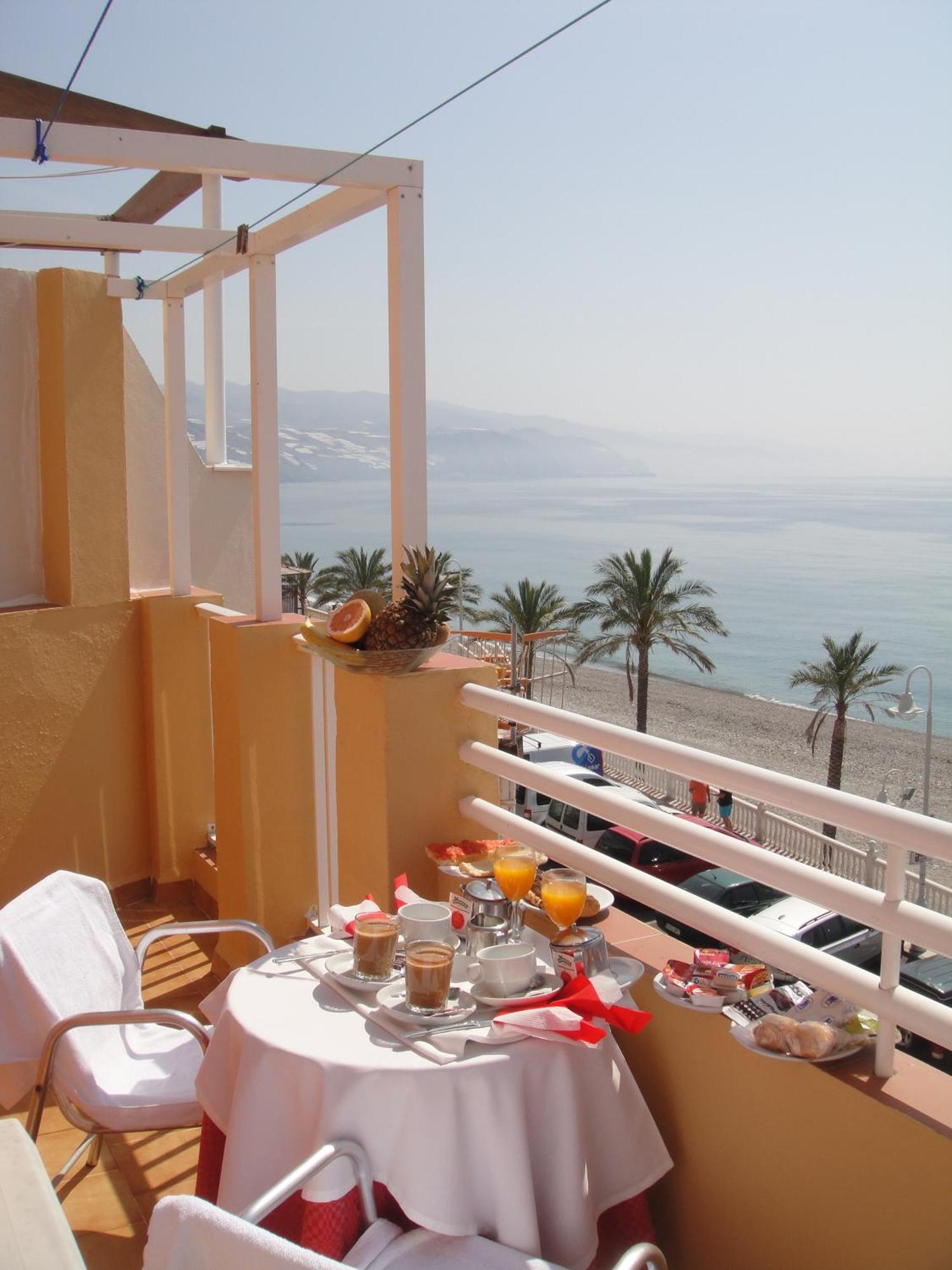 Hostal Costa Sol Castell de Ferro Esterno foto